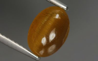 8月27日の誕生石(バースデーストーン)はアパタイト・キャッツ・アイで、石言葉は「ソフトな惑わし」です。