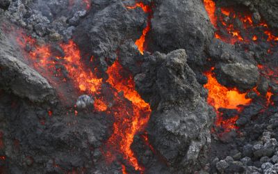 8月24日の誕生石(バースデーストーン)はラァーバで、石言葉は「恋人」です。