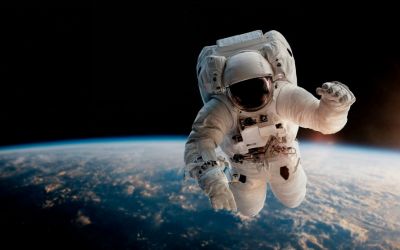 12月2日は、日本人宇宙飛行記念日です。