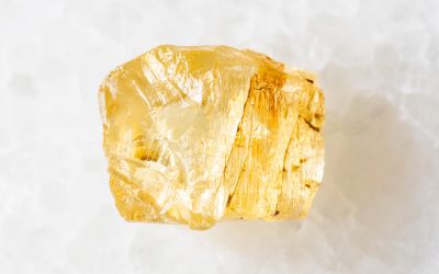 11月26日の誕生石(バースデーストーン)はスカポライトで、石言葉は「未来指向」です。