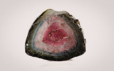 12月22日の誕生石(バースデーストーン)はオールカラー・トルマリンで、石言葉は「グローバルな思考」です。