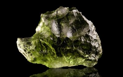 12月30日の誕生石(バースデーストーン)はモルダバイトで、石言葉は「自然のおきて」です。