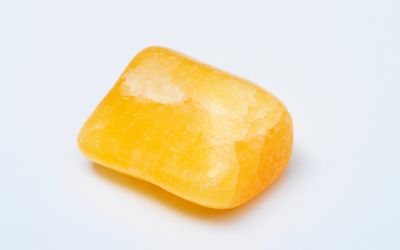 12月23日の誕生石(バースデーストーン)はオレンジ・ジェードで、石言葉は「オレンジ・ジェード」です。