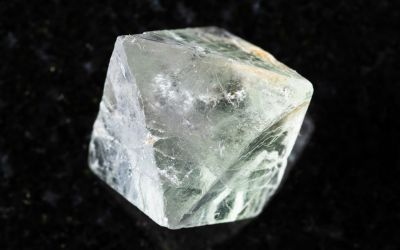 12月26日の誕生石(バースデーストーン)はダイヤモンド原石で、石言葉は「隠された秘密」です。