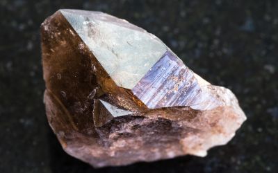 12月9日の誕生石(バースデーストーン)はスモーキー・クォーツで、石言葉は「責任感、不屈の精神」です。